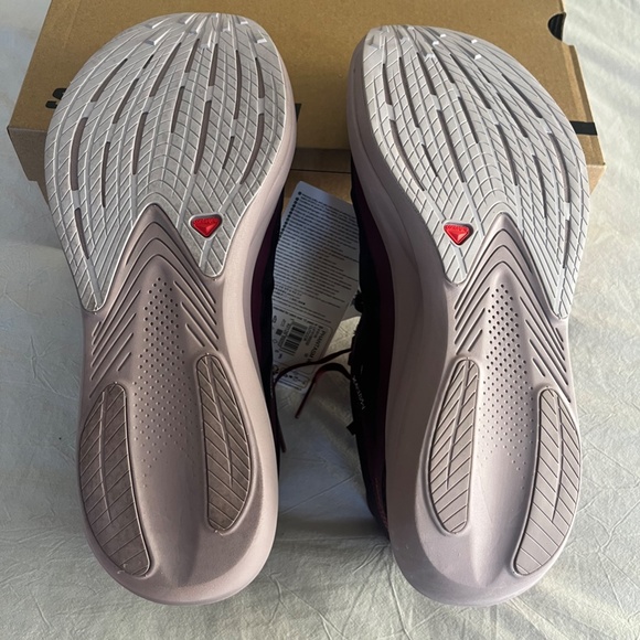 Solomon running shoe, Wmn's Sz 11 - Picture 2 of 6